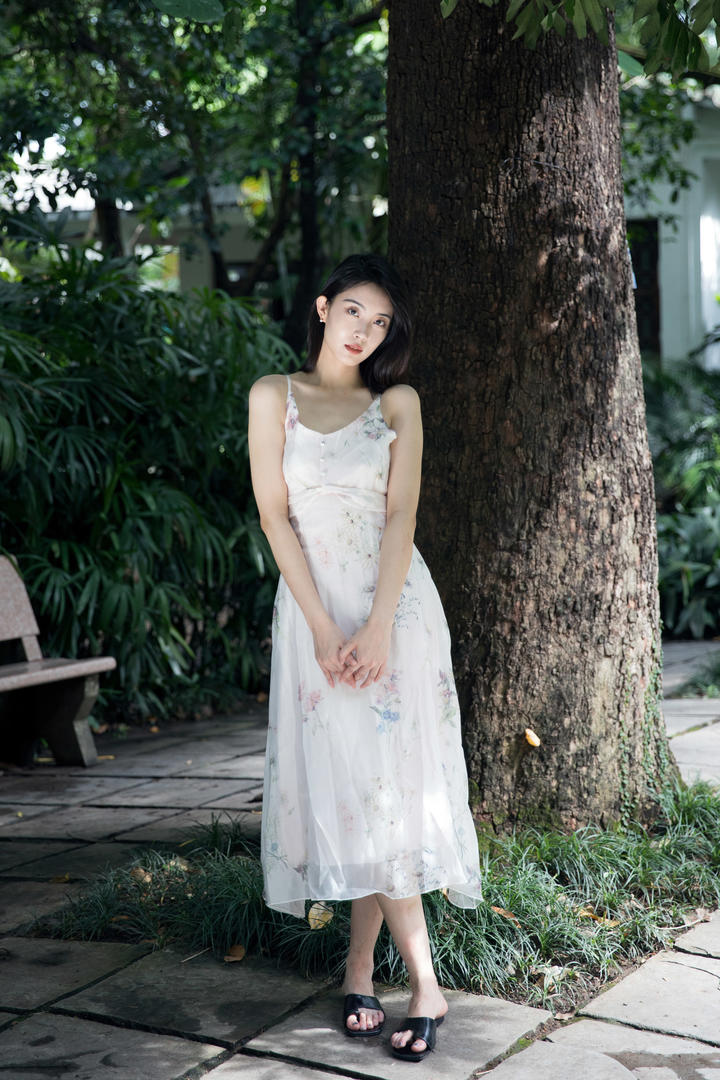 穿吊带连衣裙的清纯女孩唯美摄影壁纸图片