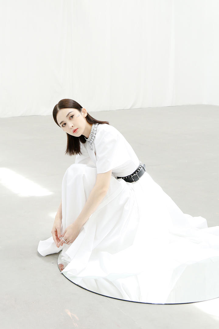 女星古力娜扎白色长裙写真