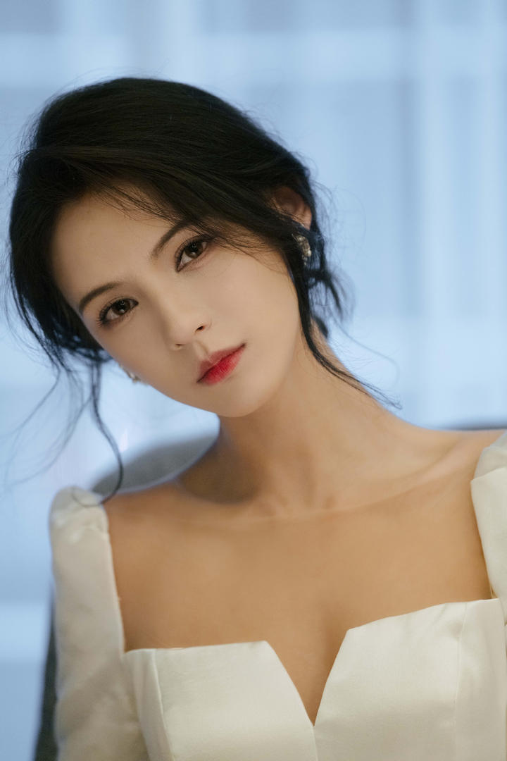 端庄大气的时尚美女模特高清人像摄影图片