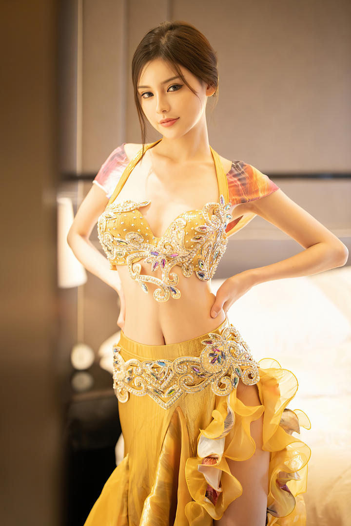 穿着黄色精美长裙的美女小夕中国美女人大胆体艺术写真图片