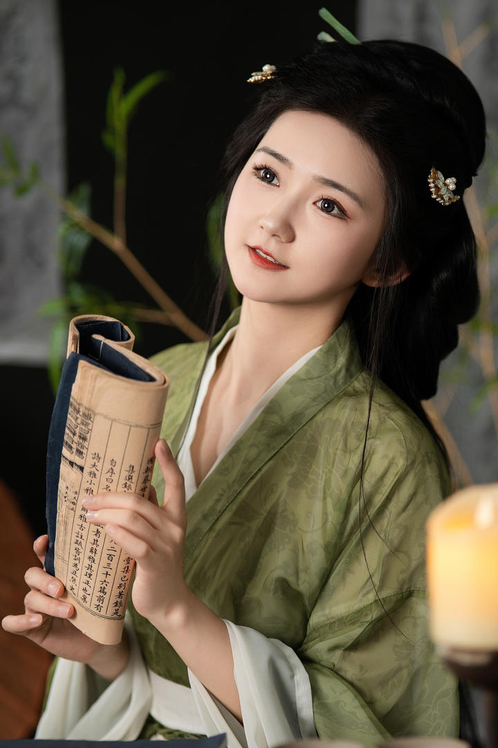 手不释卷的青色古装汉服美女艺术照图片