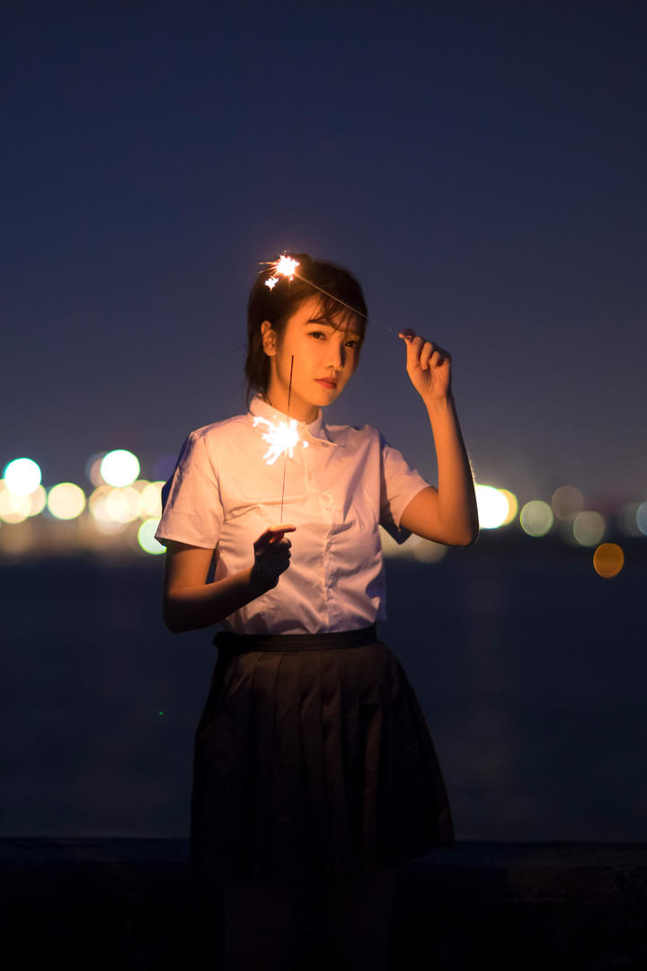 夜幕玩烟火清纯女生艺术写真图片