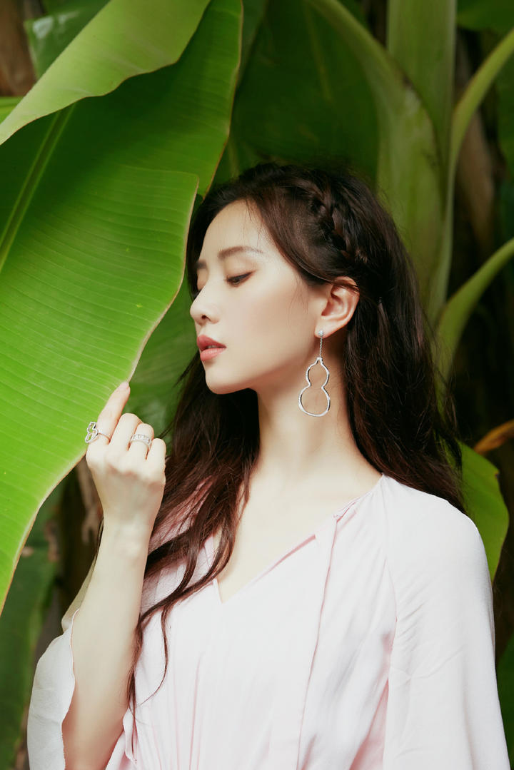 刘诗诗粉色长裙优雅写真图片