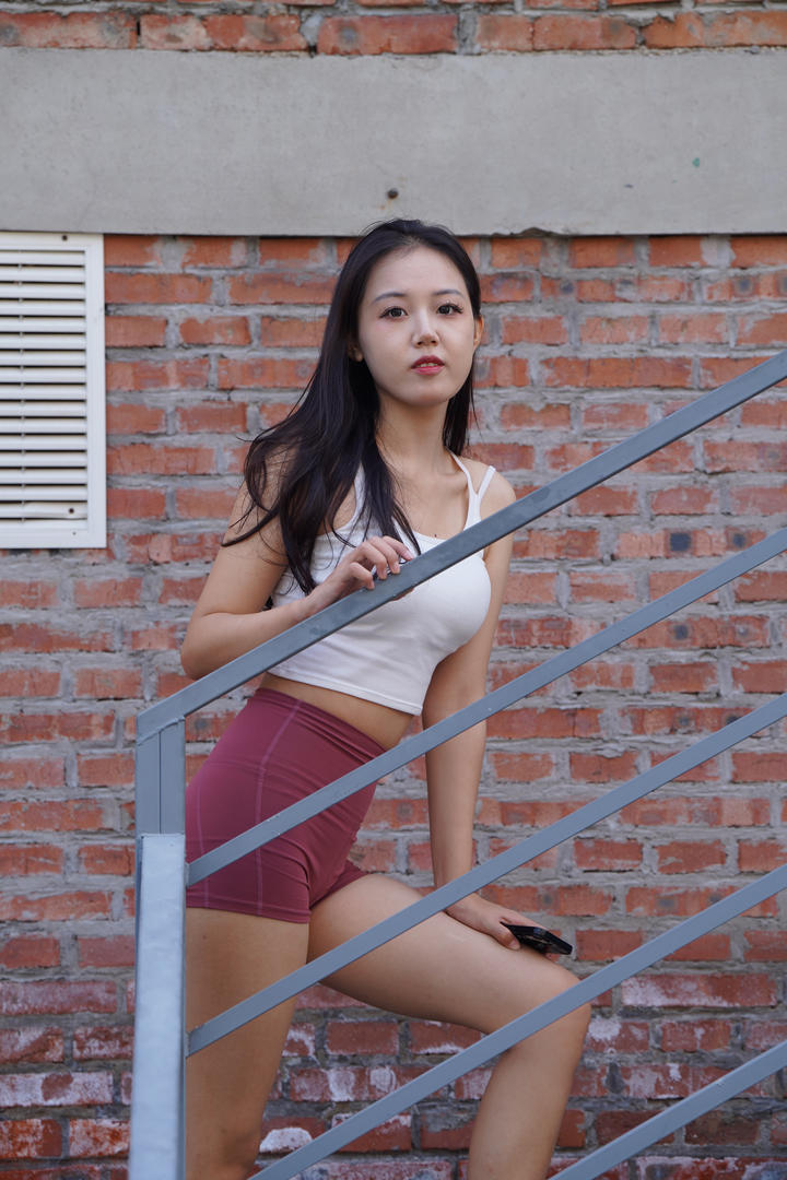 漂亮美女瑜伽裤勒痕凹陷图片