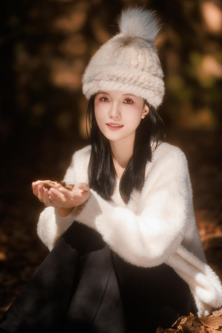 捧着落叶的女孩清纯女神写真图片