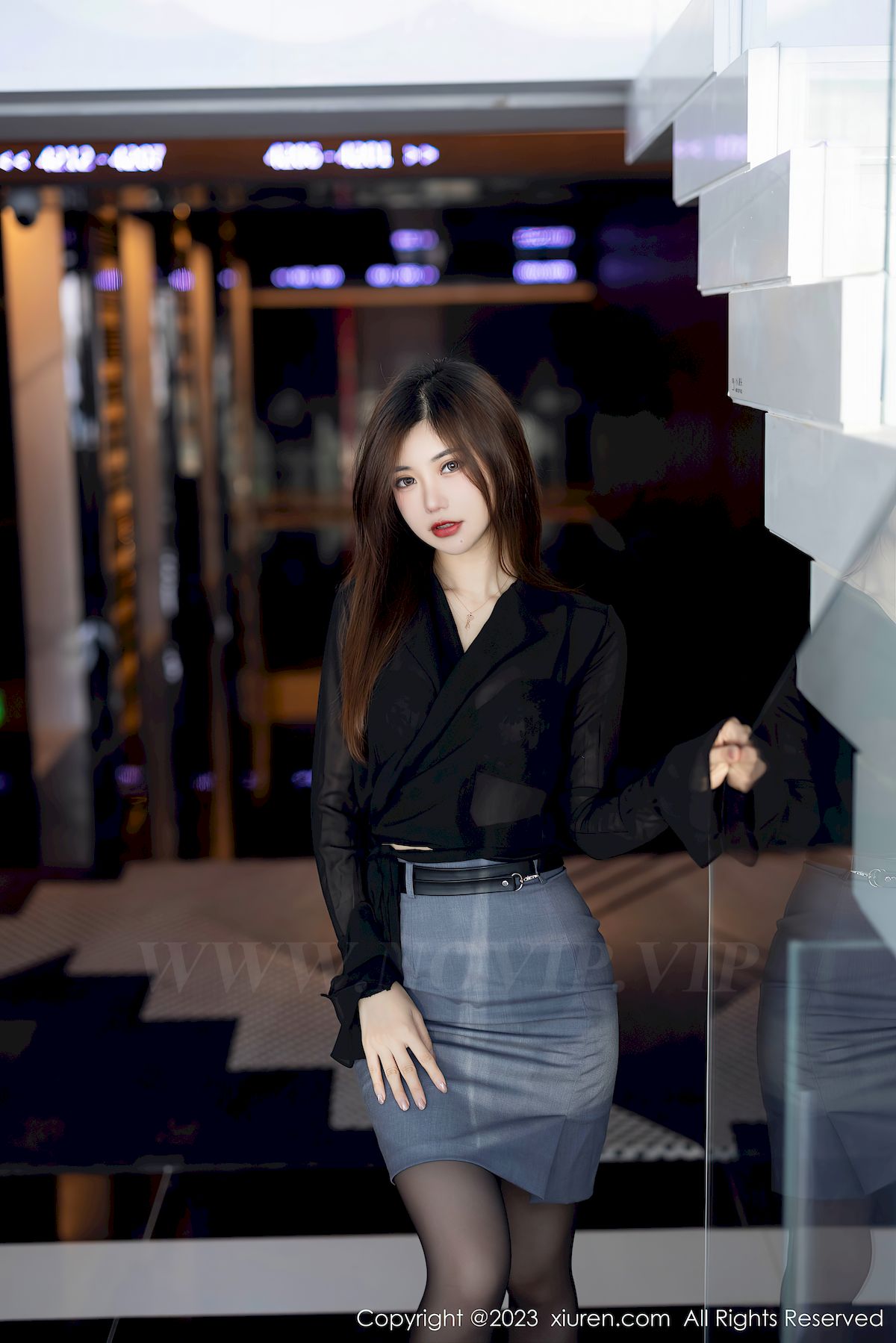 秀人网性感女神绮里嘉ula黑色上衣搭配灰色短裙娇柔写真