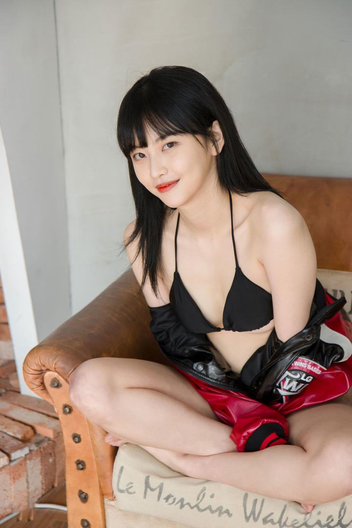 清纯性感车模脱衣服美女高清写真图片