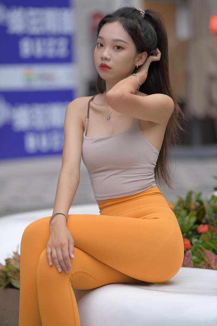 街拍性感身材紧身瑜伽裤美女壁纸图片