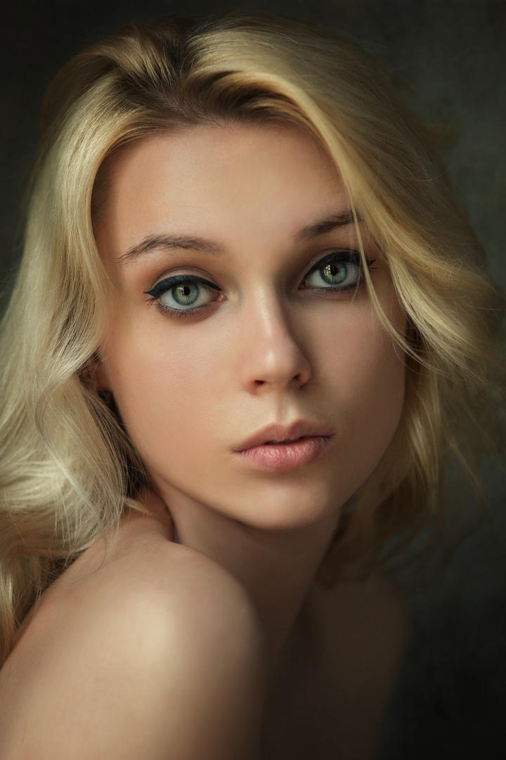 金发碧眼的欧美美女特写图片