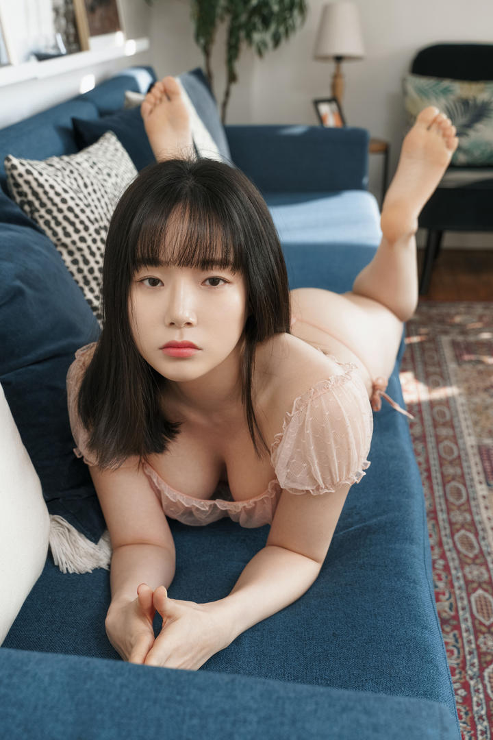 趴在沙发上的韩国漂亮美女精品国产乱码久久久EA7图片