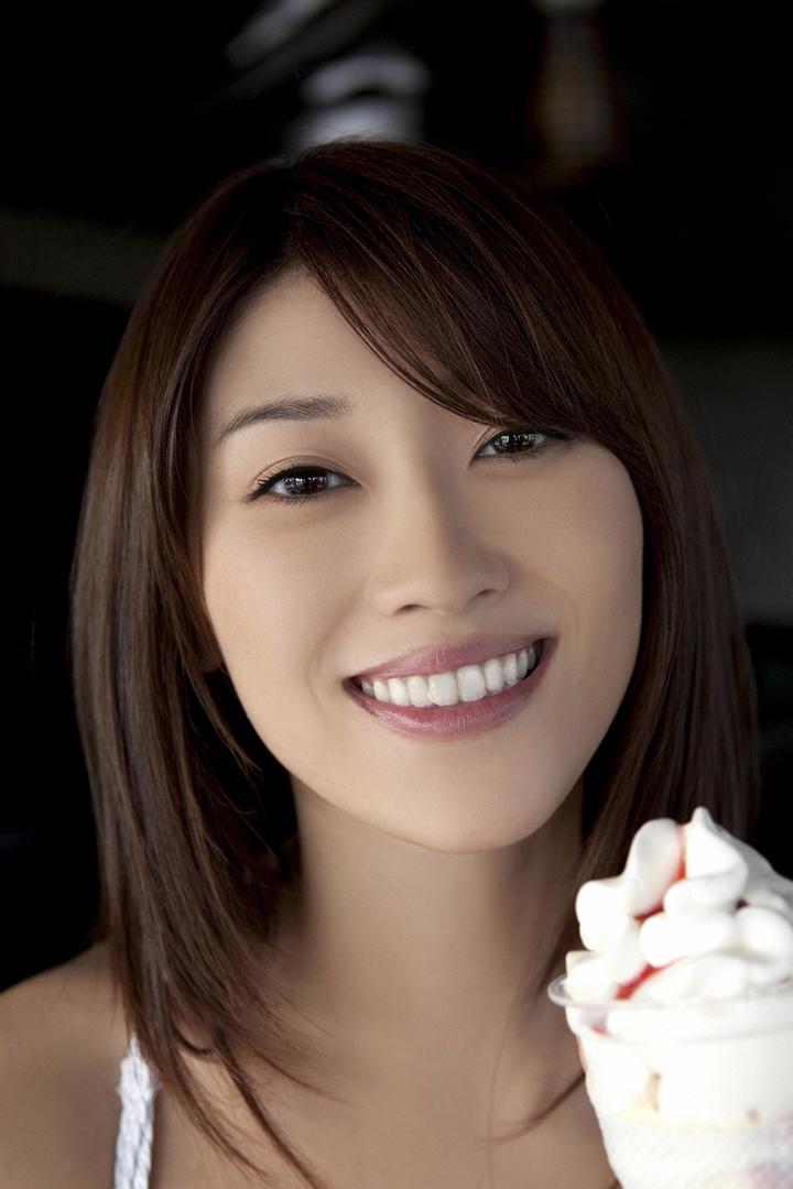 笑容灿烂的日本AV女优美女写真图片