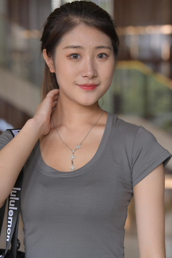 穿着T恤的清纯素颜美女街拍图片