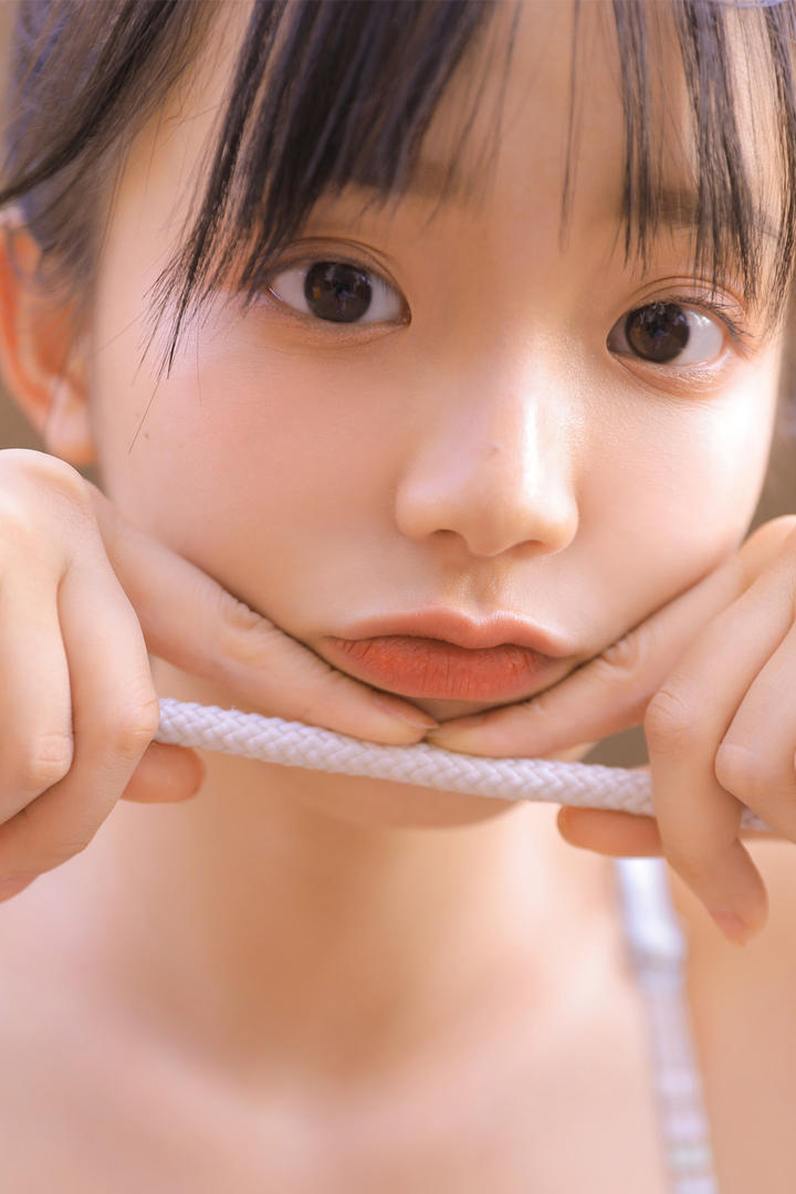 可爱嘟嘴的清纯小美女