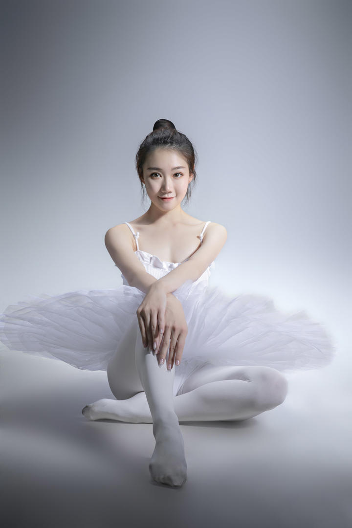 高颜值美女舞蹈老师人体艺术写真图片