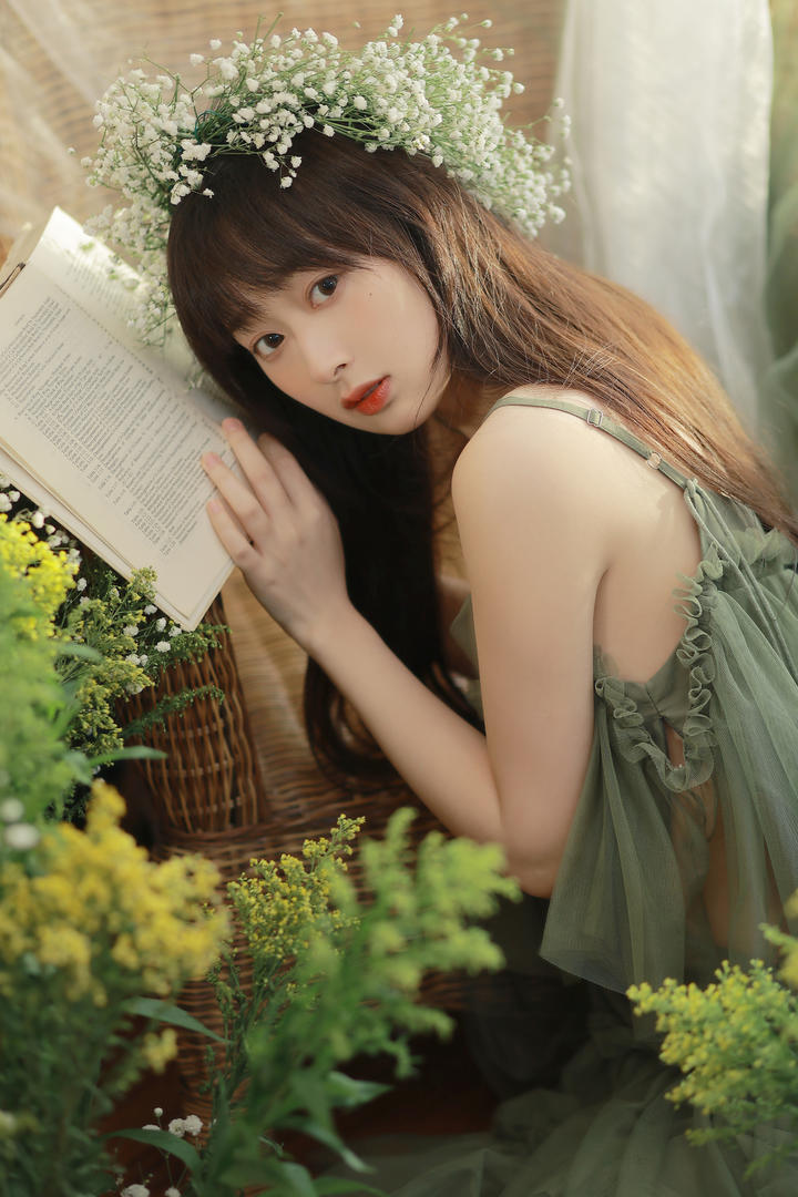戴着花环的清纯唯美女生可爱美女高清图片