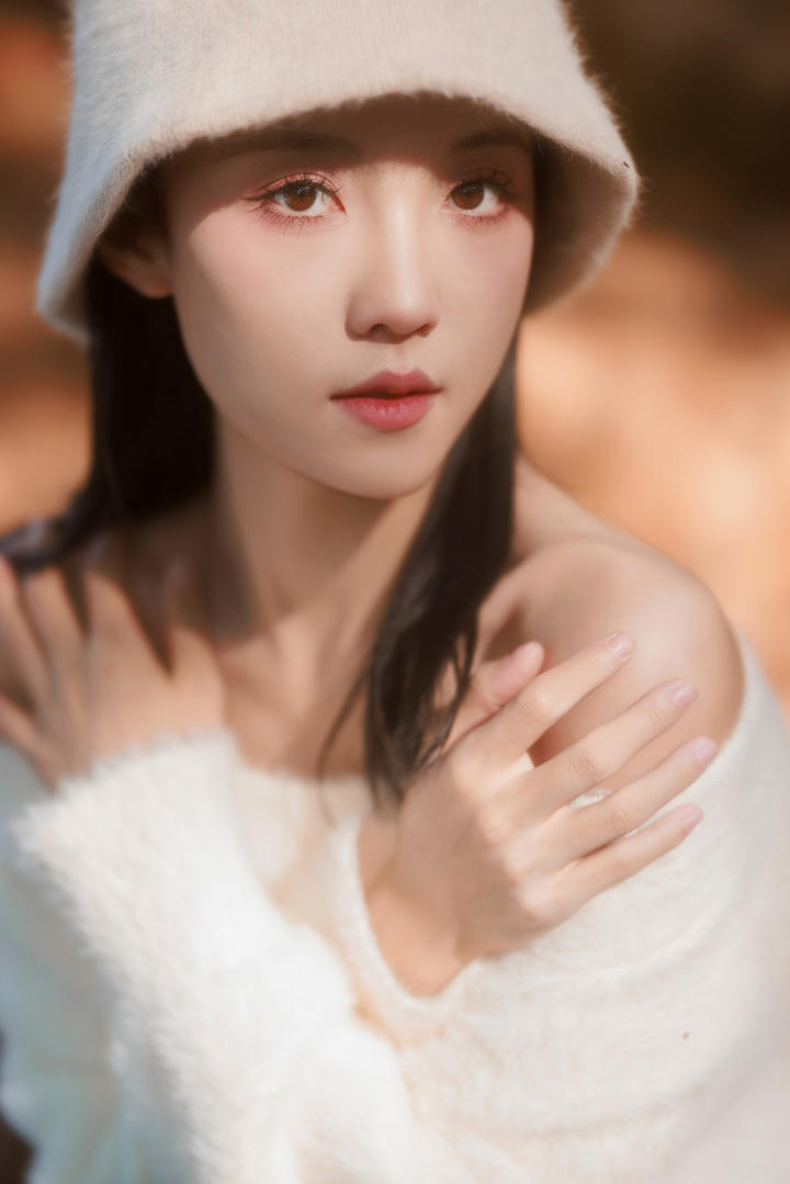 双手抱肩的甜美可爱女生高清美女手机壁纸素材下载