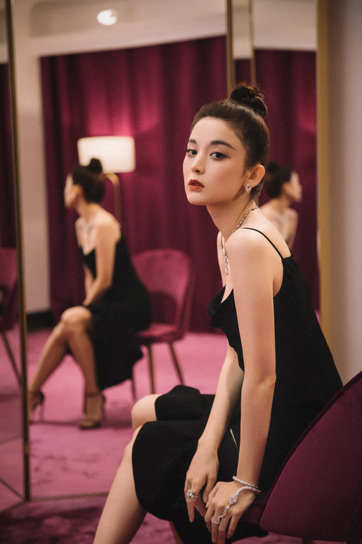 新疆美女明星古力娜扎穿性感吊带裙写真图片