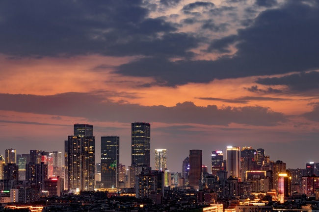 暮色黄昏城市夜景图片