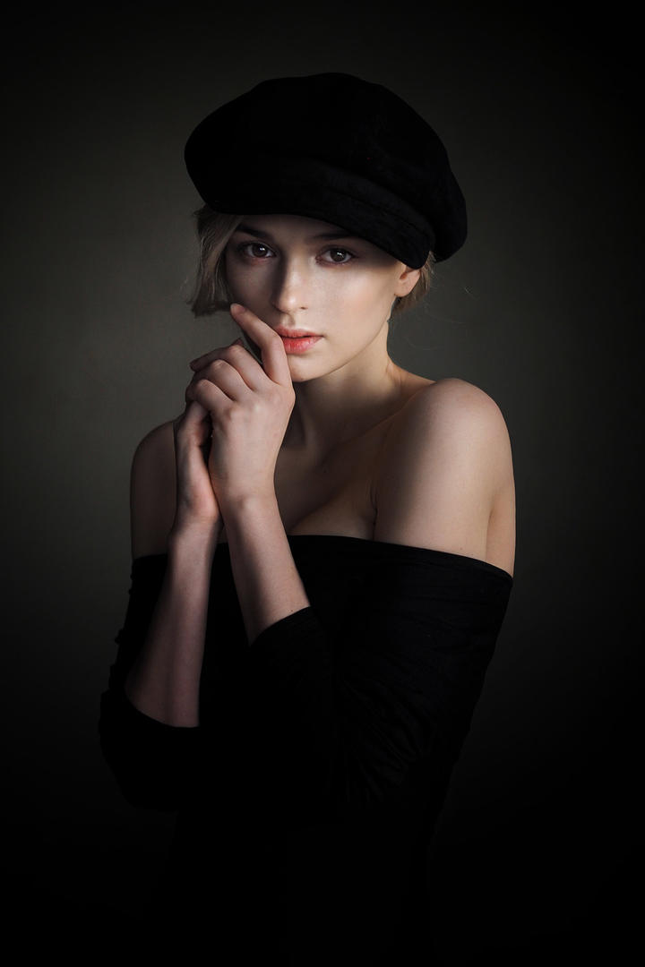 戴着帽子的欧美女生人像艺术写真图片