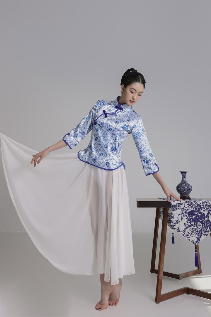 优雅大方的青花瓷风格古装美女高清艺术照