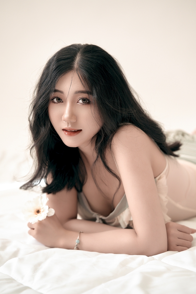 性感撩人亚洲床上美女人体模特写真图片