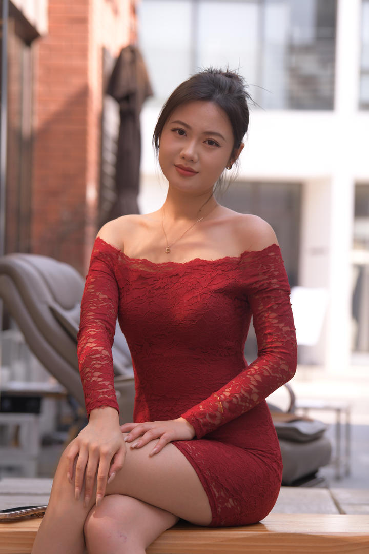 翘着腿的极品气质女神美女名模街拍图片