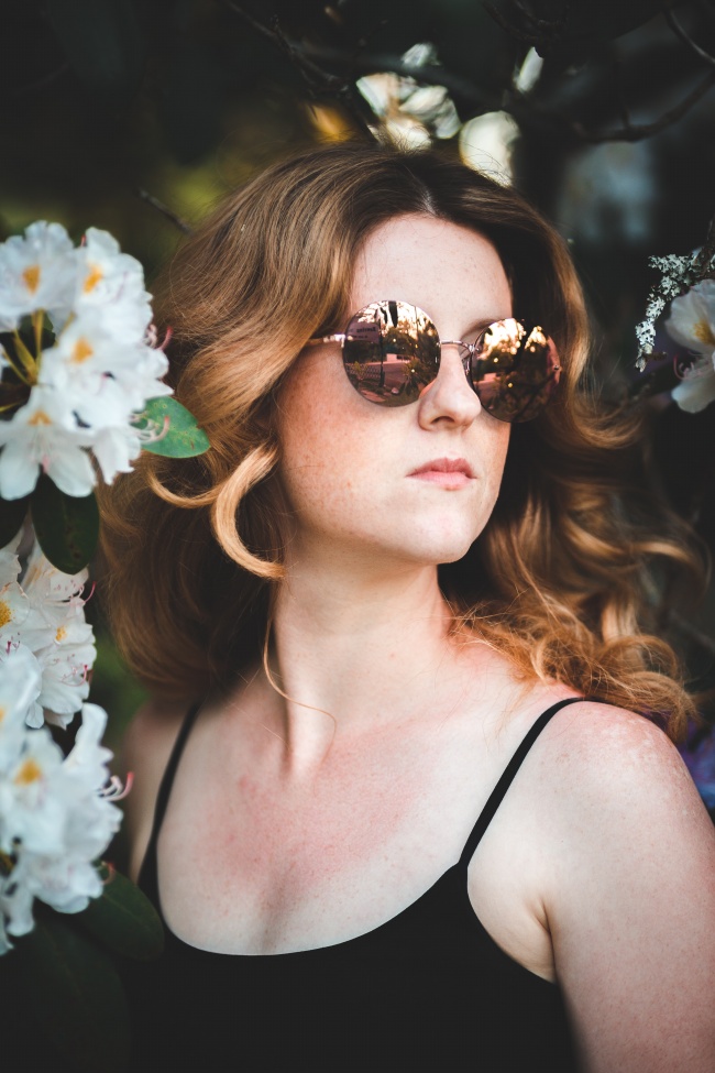 时尚摩登墨镜美女图片