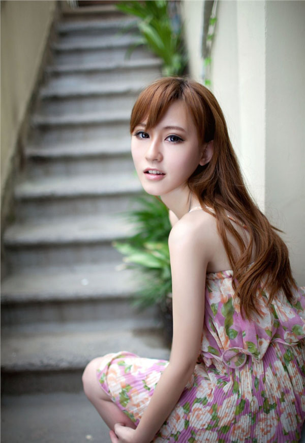 美女清新脱俗碎花长裙