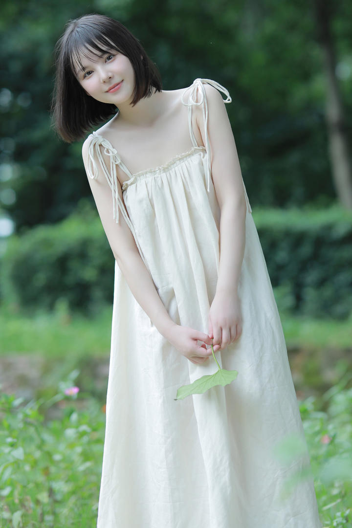 清纯可爱的短发女孩野外人像摄影图片大全