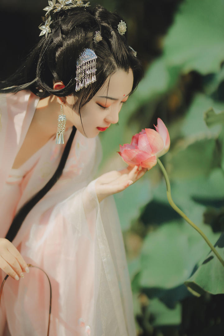 赏花的古装少女唯美高清写真图片