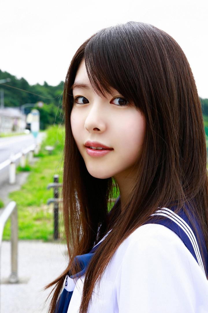 穿校服的日本清纯美女甜美手机壁纸图片