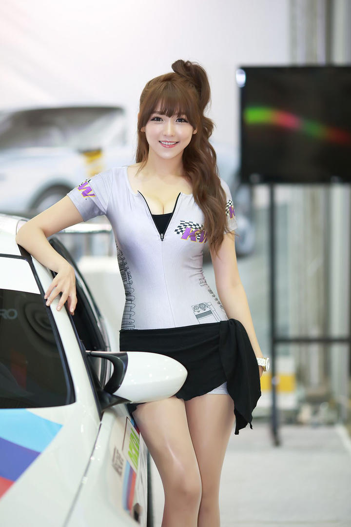身材性感的韩国美女车模李恩慧摄影图片