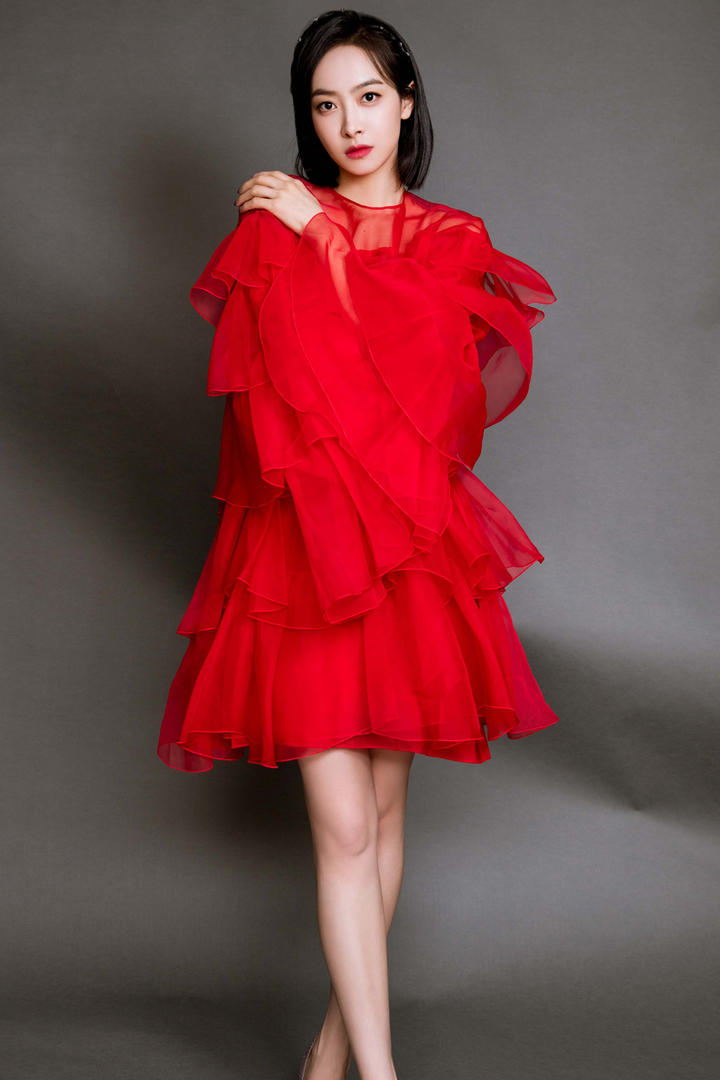 穿着红色超短裙的美女明星宋茜