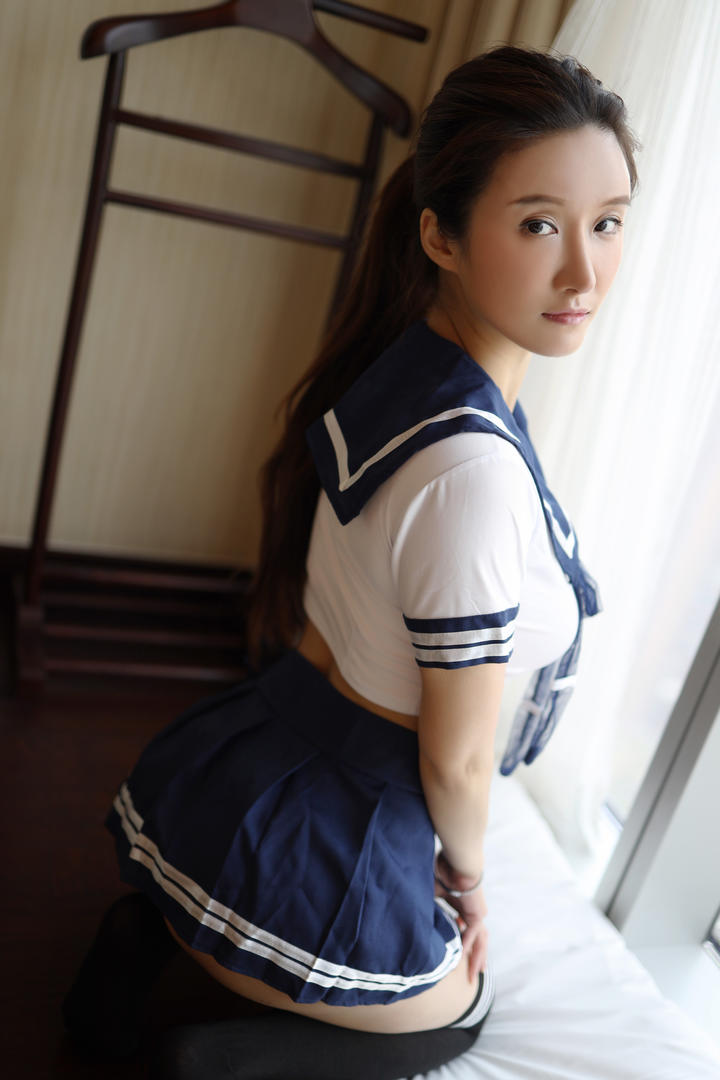 跪在床上的马尾美女学生性感写真图片