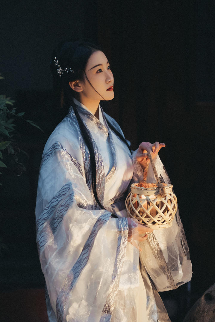 穿着华丽古装的气质美女国潮艺术照图片