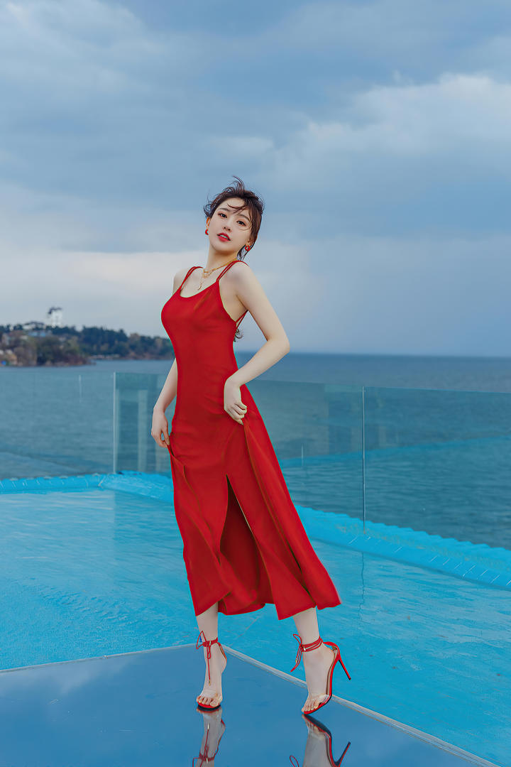 穿着红色长裙的优雅气质美女刘奕宁海边写真图片