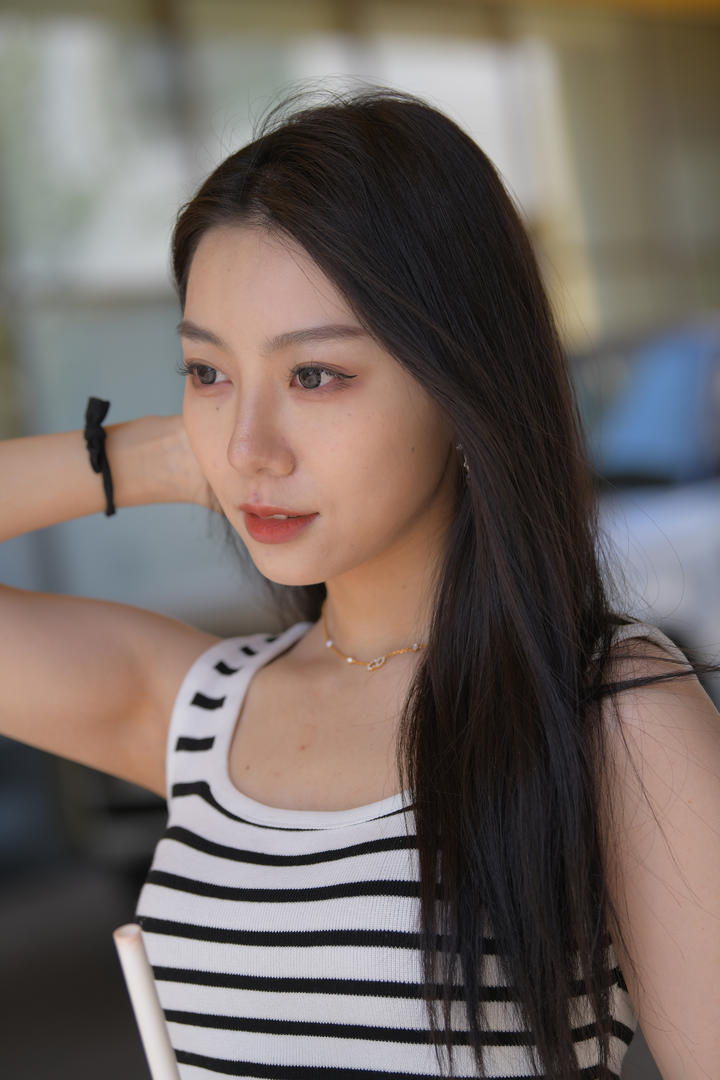 穿条纹背心的国产美女模特街拍美照