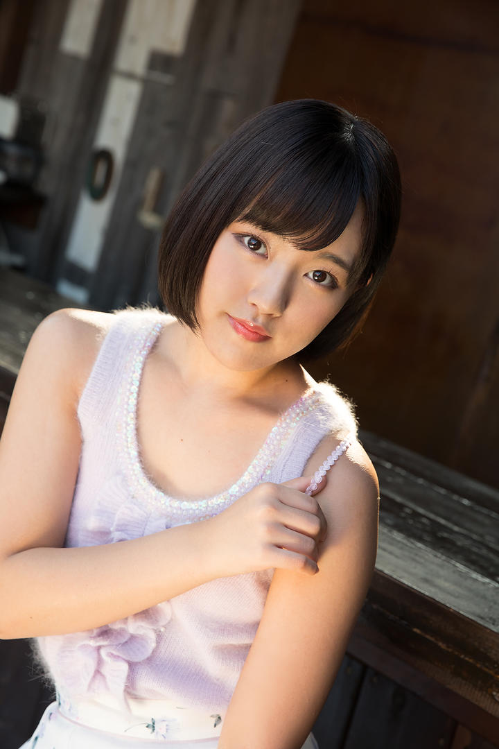 日本短发美女性感写真图片