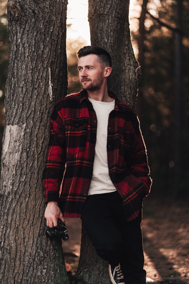 树林格纹衫帅哥图片