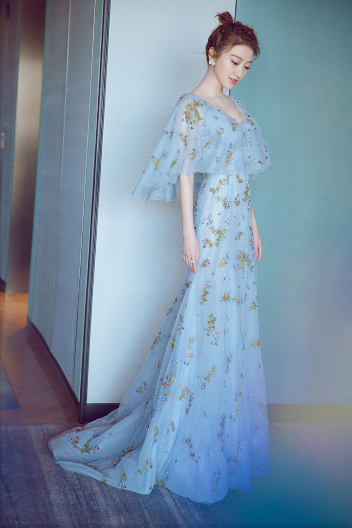 穿蓝色长裙的甜美气质美女明星景甜写真图片