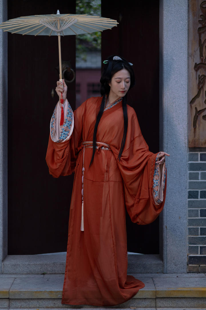 撑着伞的古典东方美人唯美艺术照图片