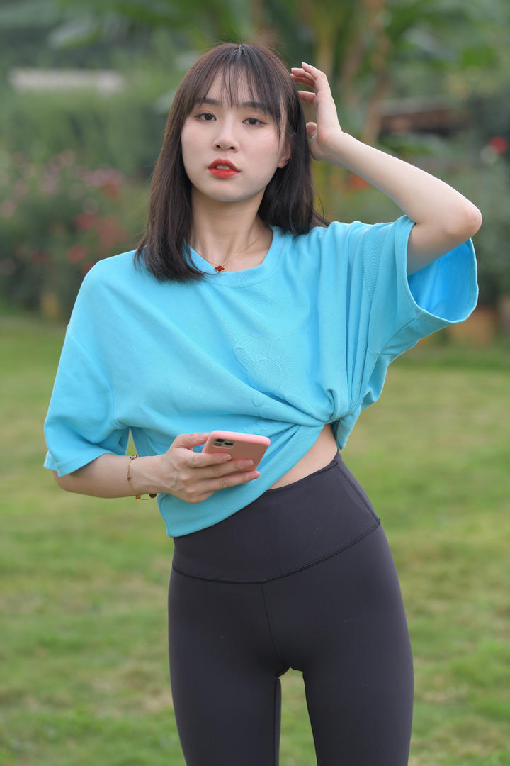 草地上的年轻漂亮瑜伽裤美女高清壁纸图片