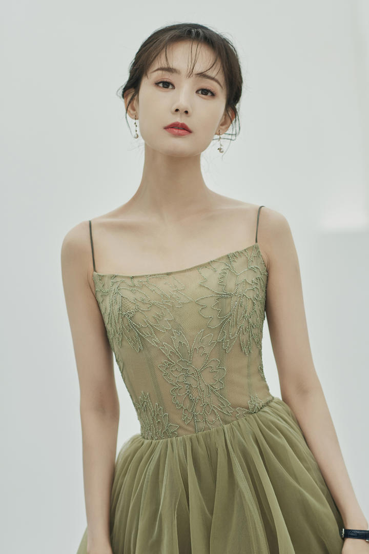 性感吊带长裙女星李一桐图片