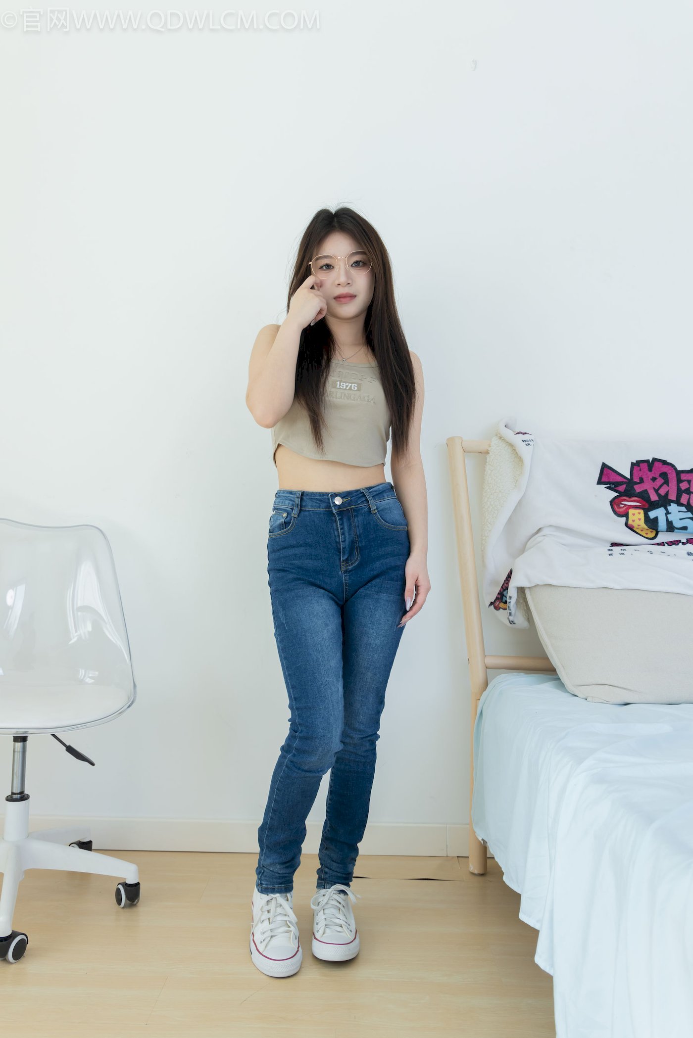 物恋传媒模特闪闪牛仔长裤白色帆布鞋黑丝写真