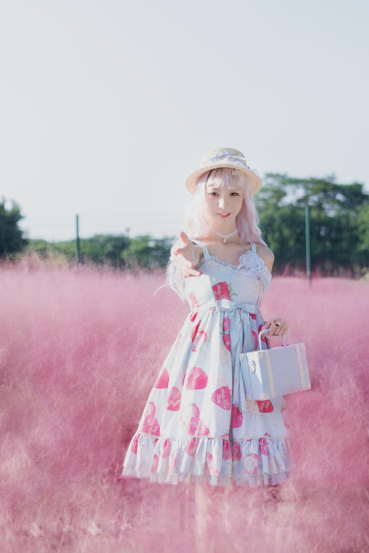 可爱小萝莉美女主播唯美艺术写真图片