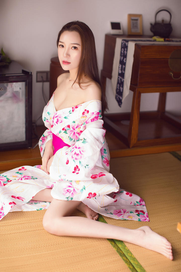 坐在席子上的性感和服成熟美女图片