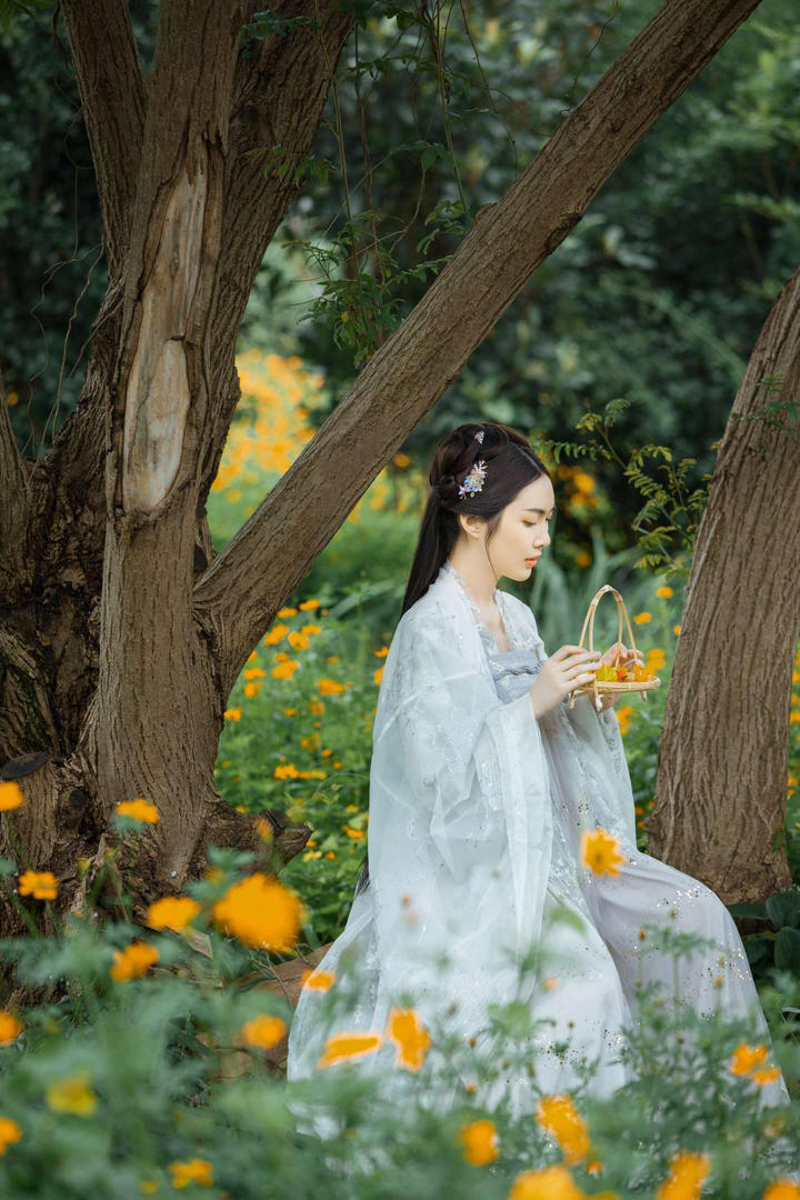 采花的唯美古装美女写真图片