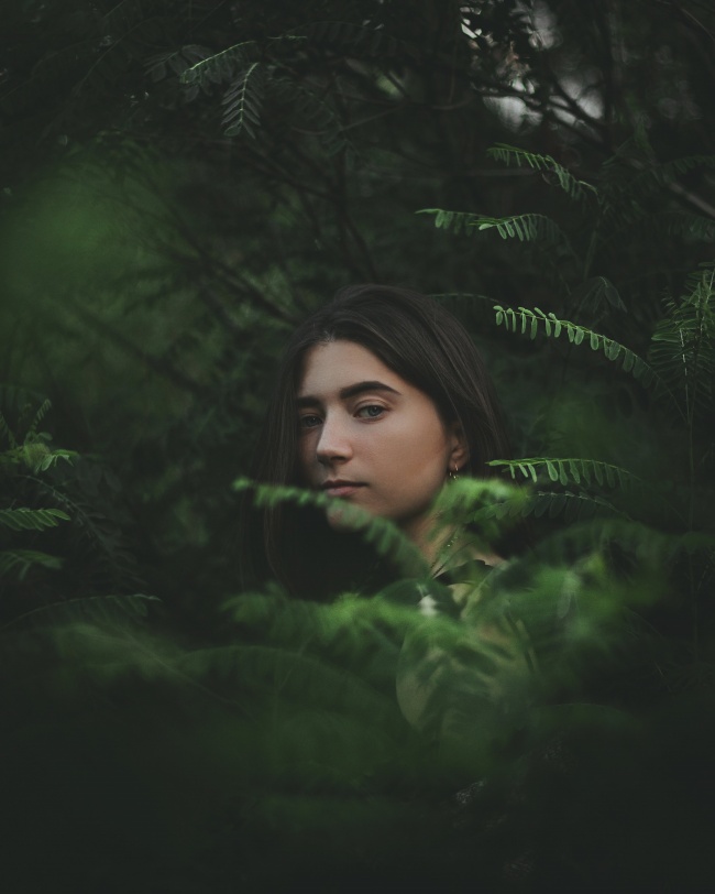 绿色植物林美女写真图片