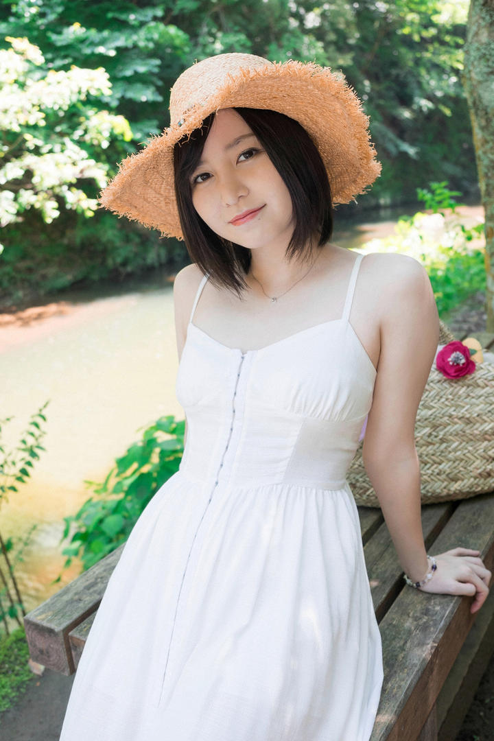 日本短发连衣裙美女高清写真图片