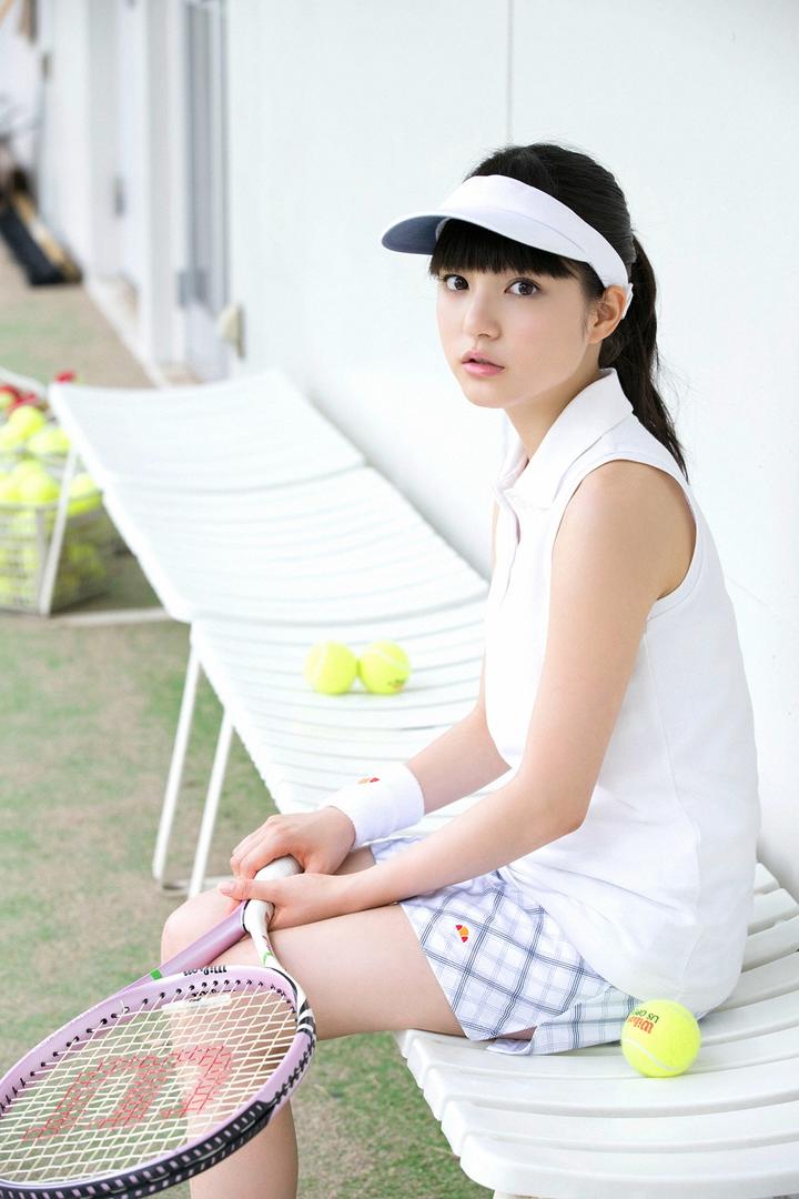 坐在椅子上休息的日本清纯小美女图片